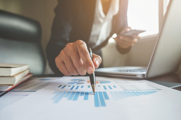 consultant-financier-expert-comptable-discussion-professionnelle_1418-48