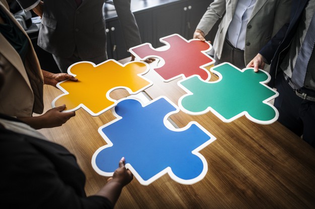 gens-affaires-reliant-pieces-puzzle_53876-95257