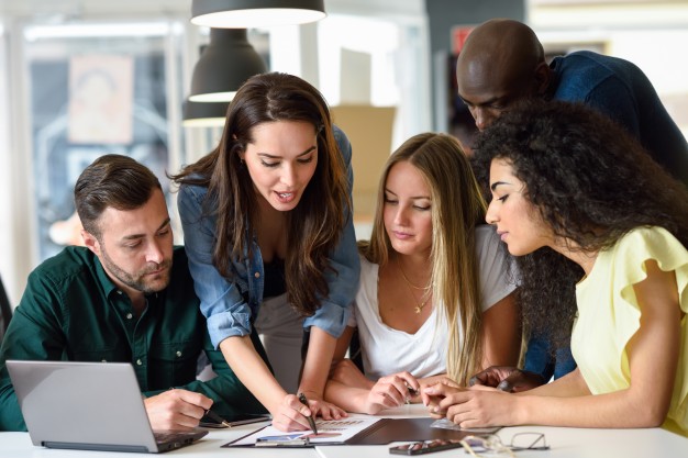 groupe-multiethnique-jeunes-hommes-femmes-etudiant-interieur_1139-989