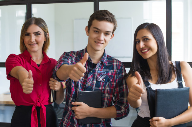 portrait-jeunes-etudiants-reussis-montrant-pouces-vers-haut_1262-18009