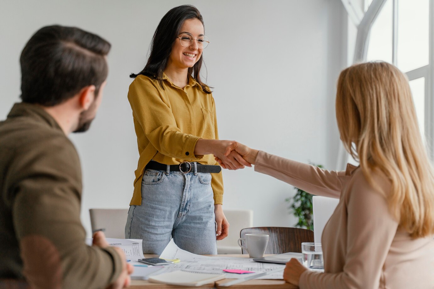 femmes-affaires-se-serrant-main-au-travail_23-2148826487
